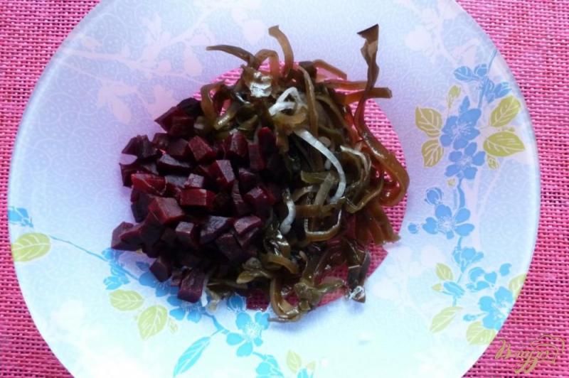 Фото приготовление рецепта: Салат из морской капустой со свеклой шаг №1