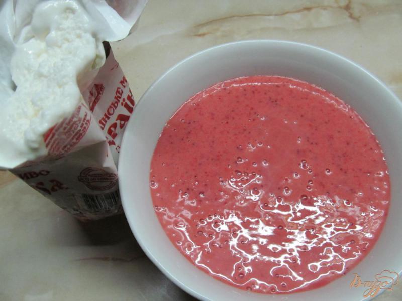 Фото приготовление рецепта: Клубничный суп-пюре с мороженым шаг №2