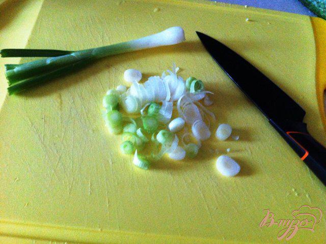 Фото приготовление рецепта: Салат  из морской капусты с крабовыми палочками шаг №2