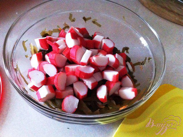 Фото приготовление рецепта: Салат  из морской капусты с крабовыми палочками шаг №5