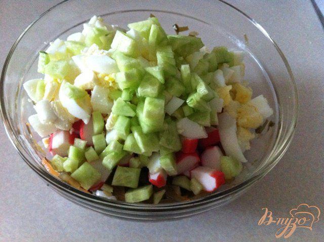 Фото приготовление рецепта: Салат  из морской капусты с крабовыми палочками шаг №8