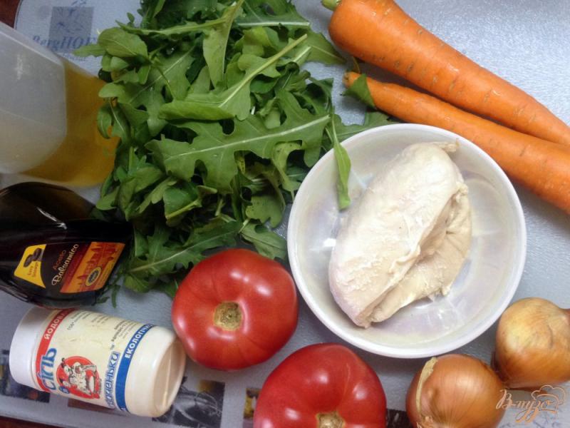 Фото приготовление рецепта: Салат с вареной грудкой и рукколой шаг №1
