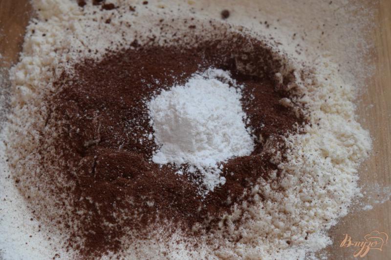 Фото приготовление рецепта: Шоколадные капкейки с кусочками шоколада шаг №1