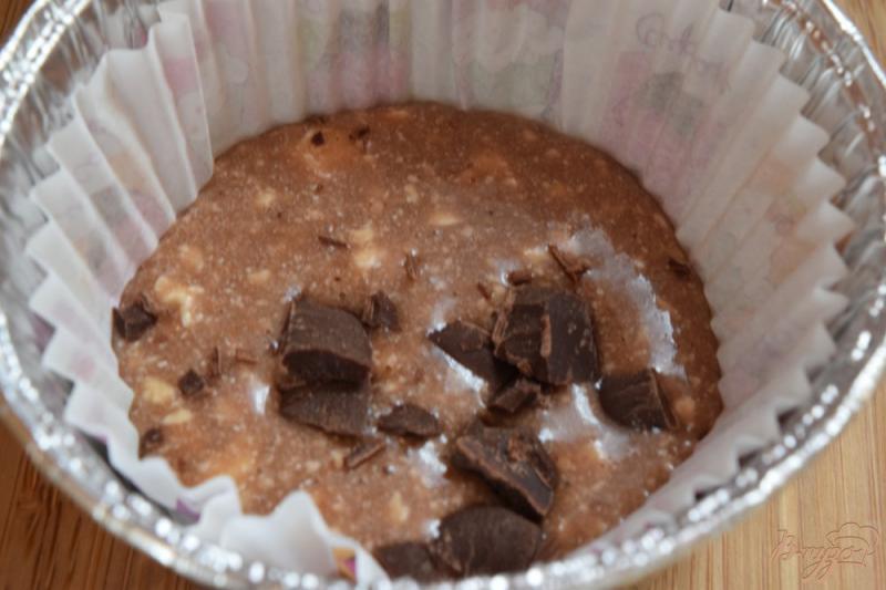 Фото приготовление рецепта: Шоколадные капкейки с кусочками шоколада шаг №3