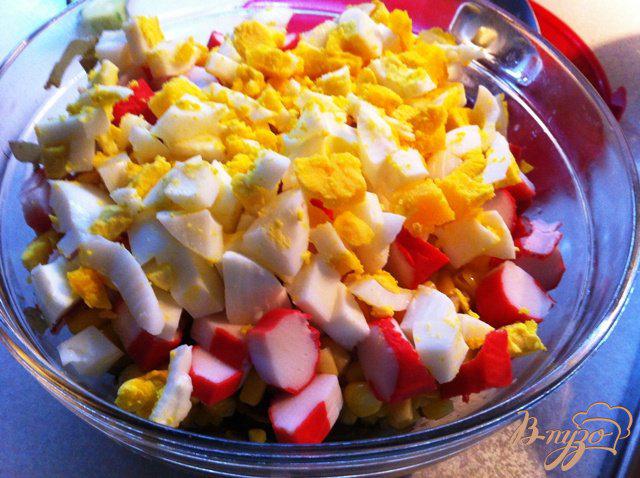 Фото приготовление рецепта: Салат из морской капусты с кукурузой шаг №4