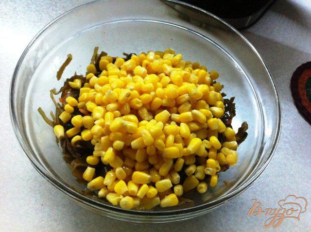 Фото приготовление рецепта: Салат из морской капусты с кукурузой шаг №2