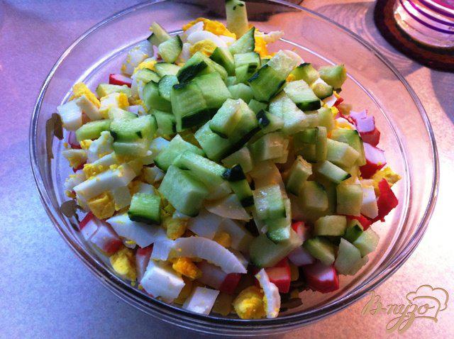 Фото приготовление рецепта: Салат из морской капусты с кукурузой шаг №5