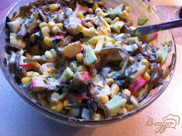 Фото приготовление рецепта: Салат из морской капусты с кукурузой шаг №7