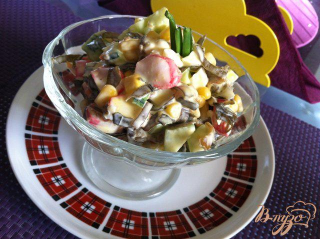 Фото приготовление рецепта: Салат из морской капусты с кукурузой шаг №8