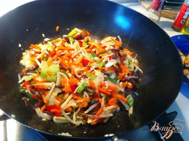 Фото приготовление рецепта: Теплый салат из рисовый лапши с овощами и мидиями шаг №5