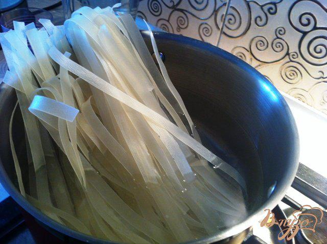 Фото приготовление рецепта: Теплый салат из рисовый лапши с овощами и мидиями шаг №6