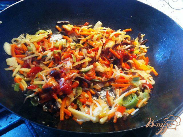 Фото приготовление рецепта: Теплый салат из рисовый лапши с овощами и мидиями шаг №7