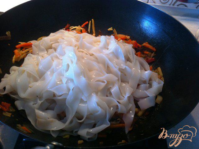Фото приготовление рецепта: Теплый салат из рисовый лапши с овощами и мидиями шаг №8
