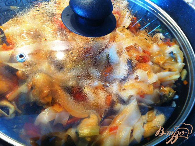 Фото приготовление рецепта: Теплый салат из рисовый лапши с овощами и мидиями шаг №10
