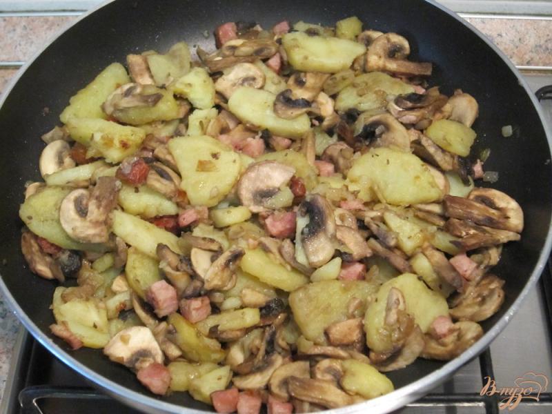 Фото приготовление рецепта: Тортилья с грибами и картофелем шаг №6