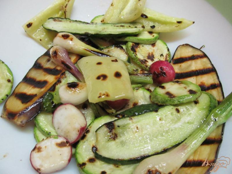 Фото приготовление рецепта: Салат из овощей приготовленных на гриле шаг №4