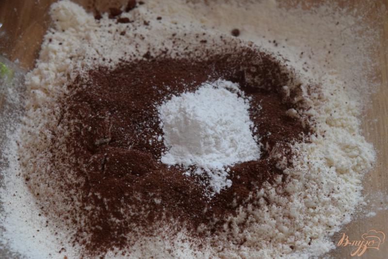 Фото приготовление рецепта: Шоколадные капкейки шаг №2