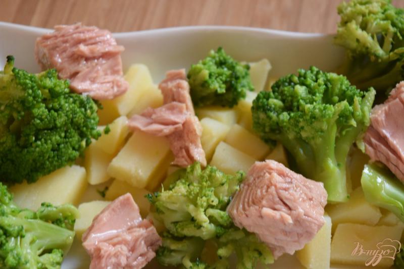 Фото приготовление рецепта: Салат с брокколи и тунцом шаг №3