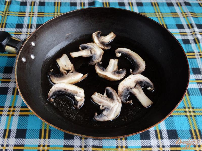 Фото приготовление рецепта: Стромболи с грибами и колбасой шаг №7