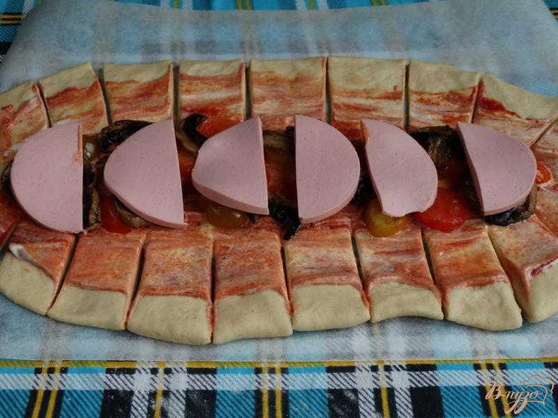 Фото приготовление рецепта: Стромболи с грибами и колбасой шаг №9