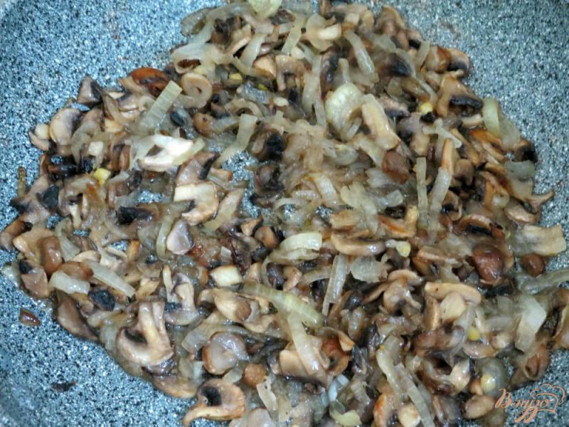Фото приготовление рецепта: Слоёные  пирожки с мясом и грибами шаг №5