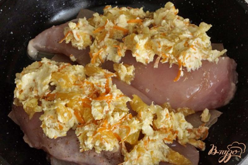 Фото приготовление рецепта: Куриные грудки в апельсиновом соусе+салат из капусты шаг №7