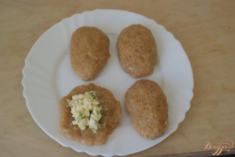 Фото приготовление рецепта: Зразы из куриного филе с яйцом и луком шаг №4