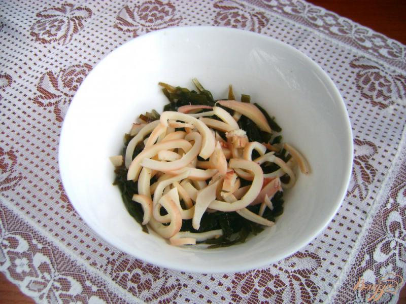 Фото приготовление рецепта: Салат с морской капустой кальмарами и омлетом шаг №2