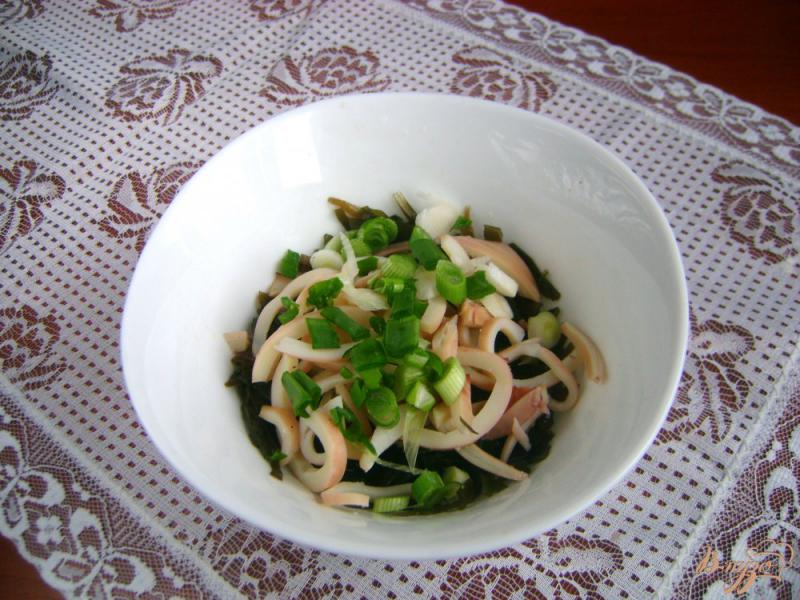 Фото приготовление рецепта: Салат с морской капустой кальмарами и омлетом шаг №3
