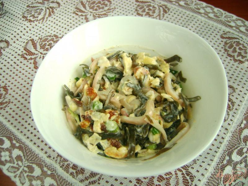 Фото приготовление рецепта: Салат с морской капустой кальмарами и омлетом шаг №9