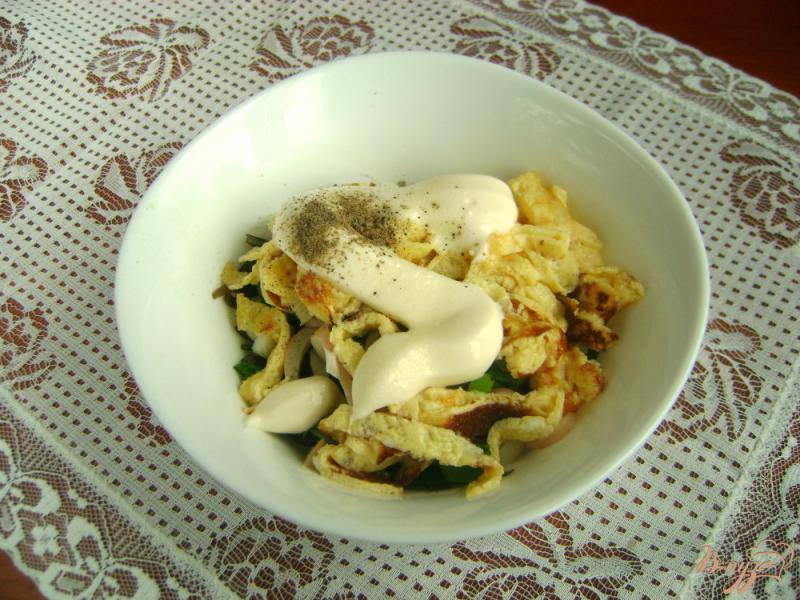 Фото приготовление рецепта: Салат с морской капустой кальмарами и омлетом шаг №8