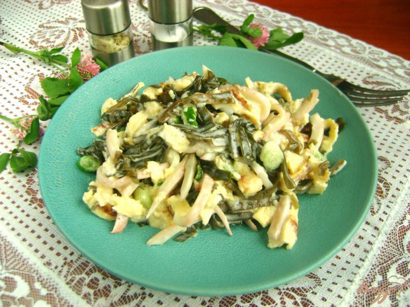 Фото приготовление рецепта: Салат с морской капустой кальмарами и омлетом шаг №10