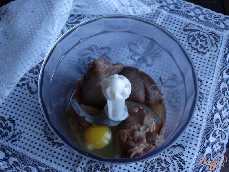 Фото приготовление рецепта: Печеночные кексы с овощами и перепелиными яйцами шаг №2