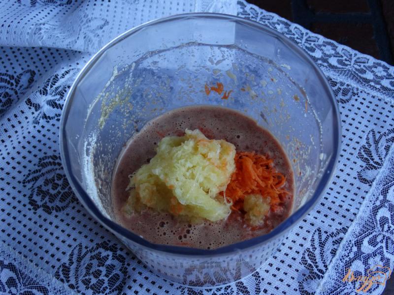 Фото приготовление рецепта: Печеночные кексы с овощами и перепелиными яйцами шаг №6
