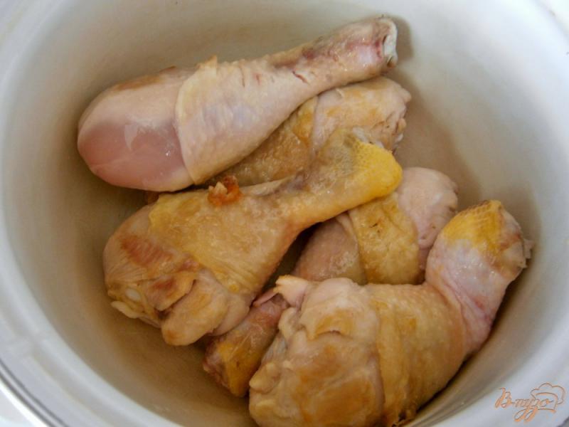 Фото приготовление рецепта: Куриные голени с базиликом шаг №1