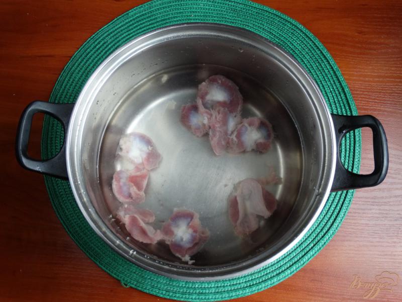 Фото приготовление рецепта: Свекольник с куриными желудочками и рисом шаг №1