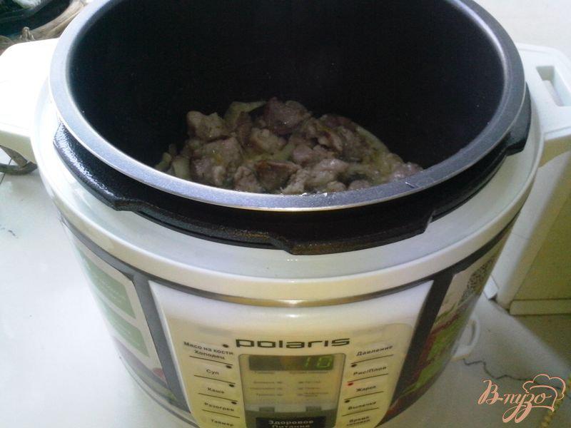 Фото приготовление рецепта: Свинина с макаронами в мультиварке-скороварке шаг №4