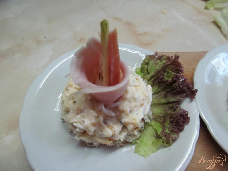 Фото приготовление рецепта: Канапе с бужениной и еврейским салатом шаг №7