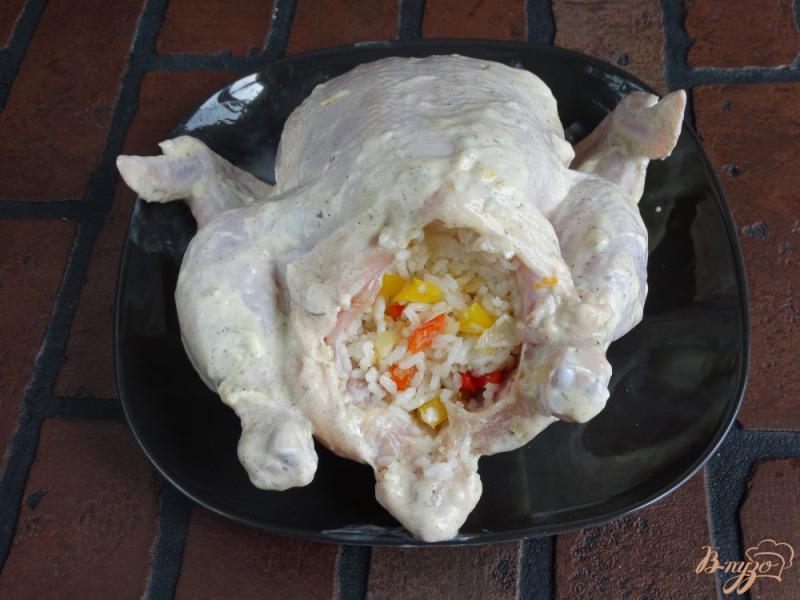 Фото приготовление рецепта: Курица фаршированная рисом и болгарским перцем шаг №8