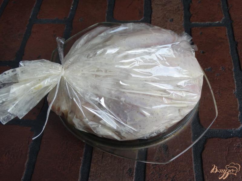 Фото приготовление рецепта: Курица фаршированная рисом и болгарским перцем шаг №10