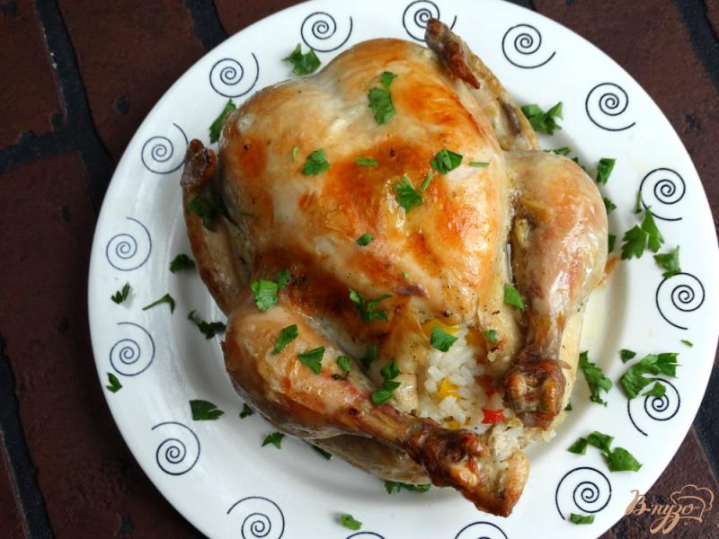 Фото приготовление рецепта: Курица фаршированная рисом и болгарским перцем шаг №11
