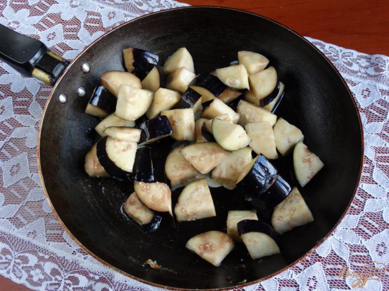 Фото приготовление рецепта: Соус из баклажанов с кальмарами шаг №3