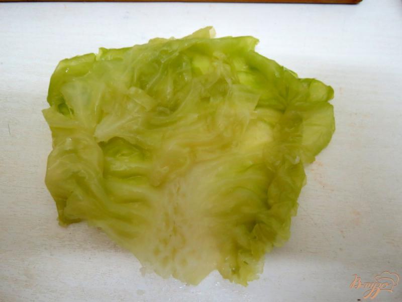 Фото приготовление рецепта: Шницель из капусты с сыром и помидорами шаг №2