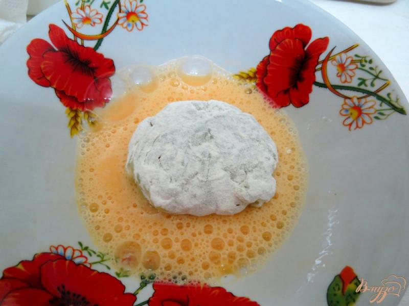 Фото приготовление рецепта: Шницель из капусты с сыром и помидорами шаг №9