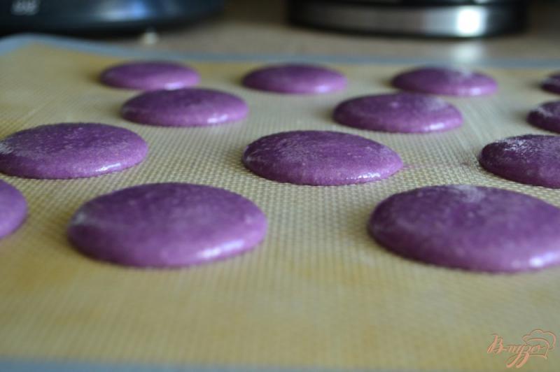 Фото приготовление рецепта: Печенье макарон с голубикой шаг №4