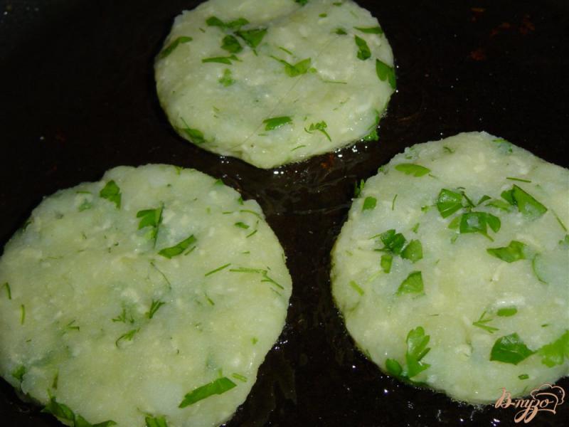 Фото приготовление рецепта: Картофельные биточки с сыром и зеленью шаг №5