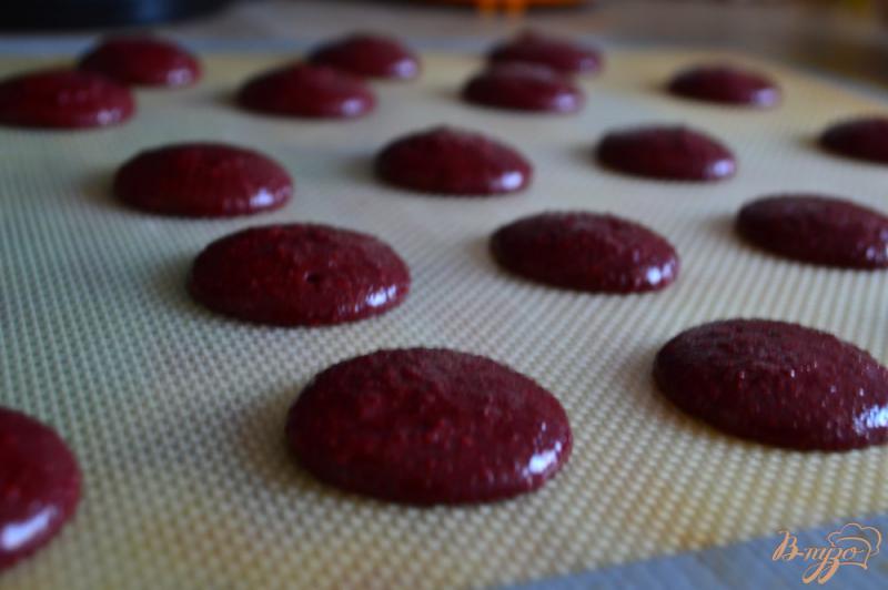 Фото приготовление рецепта: Печенье макарон «Красный бархат» шаг №3