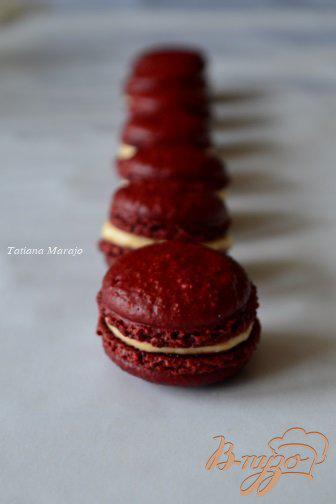 Фото приготовление рецепта: Печенье макарон «Красный бархат» шаг №9