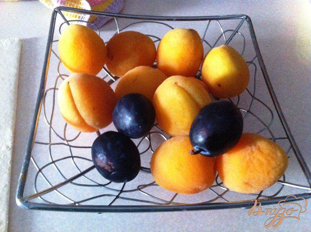 Фото приготовление рецепта: Круассаны с абрикосами и сливами шаг №2