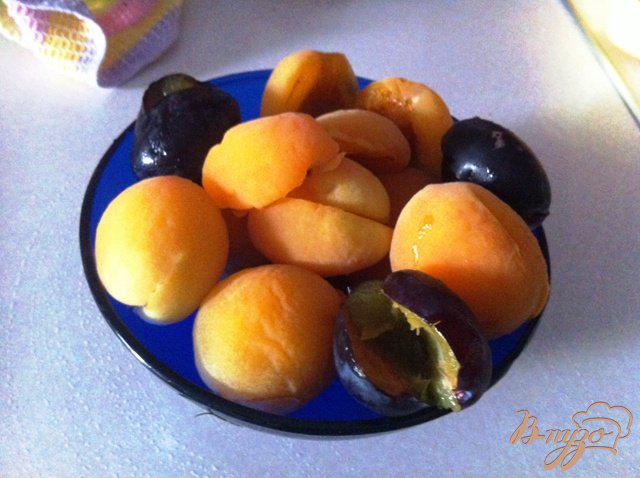 Фото приготовление рецепта: Круассаны с абрикосами и сливами шаг №3